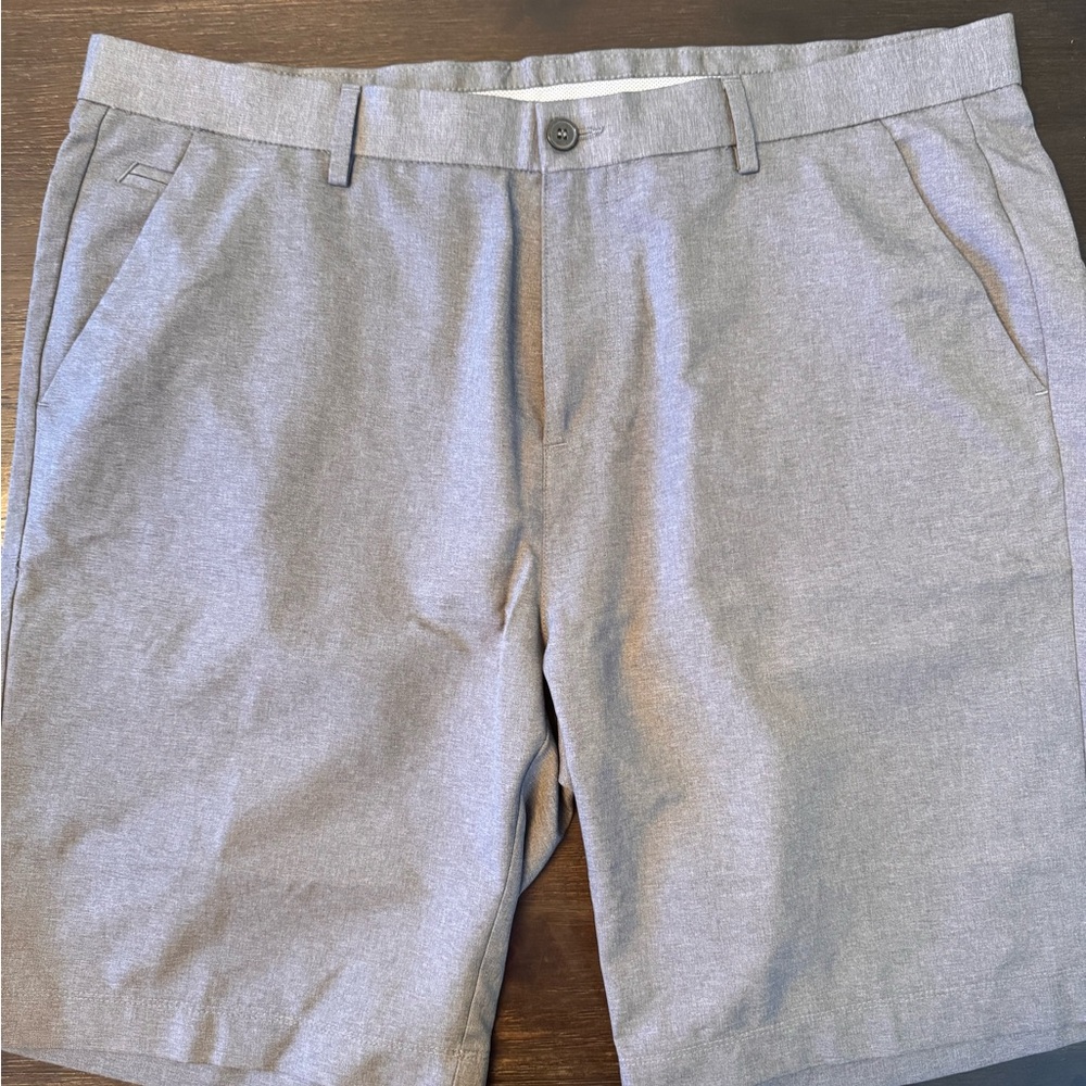 Ping Men's Classic Gray Flat Front Shorts. Great for golf. Size 40.